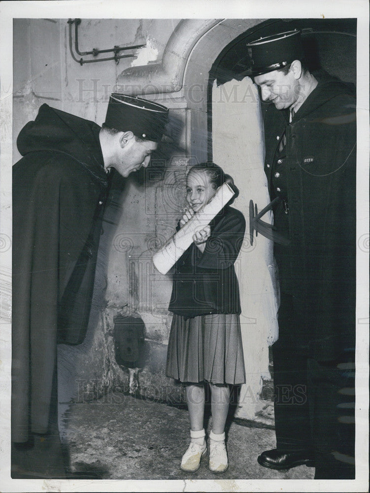 1953 Press Photo Paris Gendarmes Odile Ducru Civic Merit Diploma police criminal - Historic Images