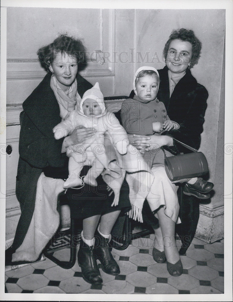 1957 Press Photo new life Canada English mothers young children immigration - Historic Images