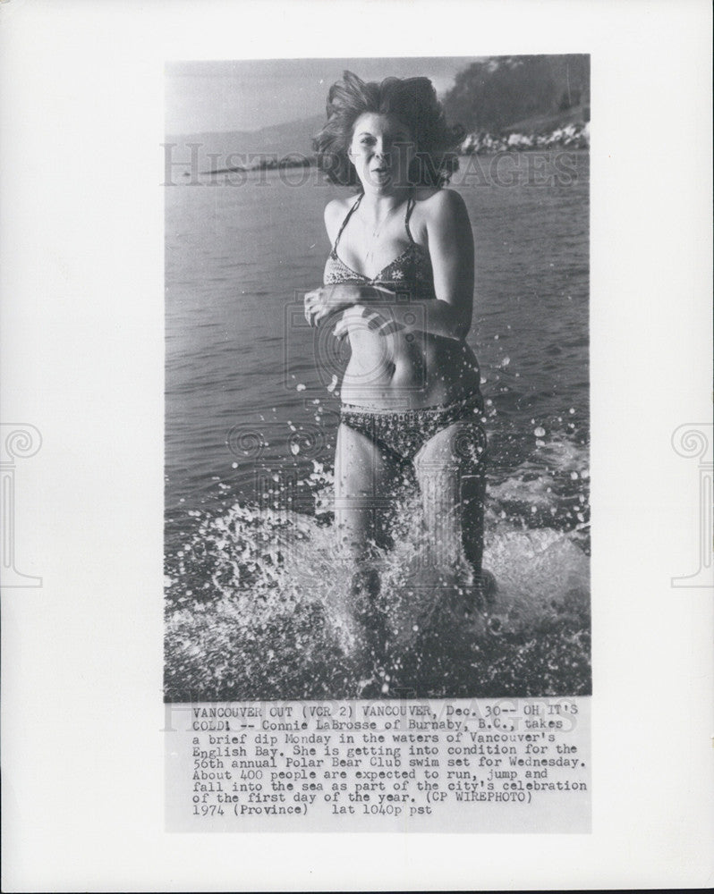 1974 Press Photo Connie LaBrosse runs through English Bay in Vancouver, Canada - Historic Images
