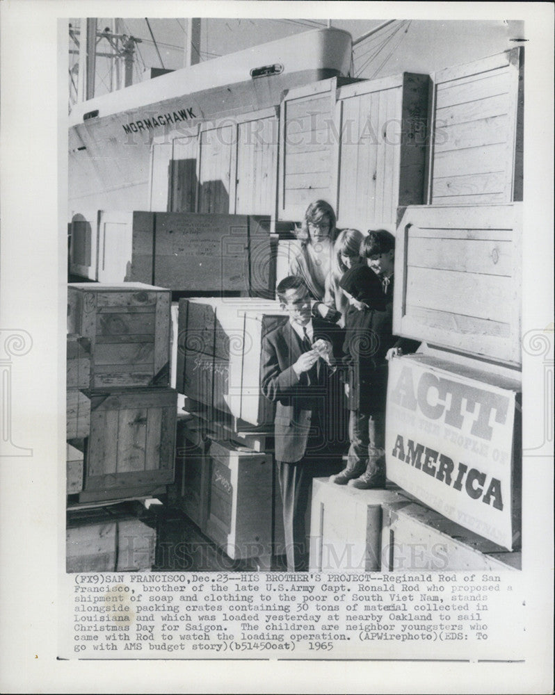 1965 Press Photo Reginald Rod San Francisco shipment soap clothing South Vietnam - Historic Images