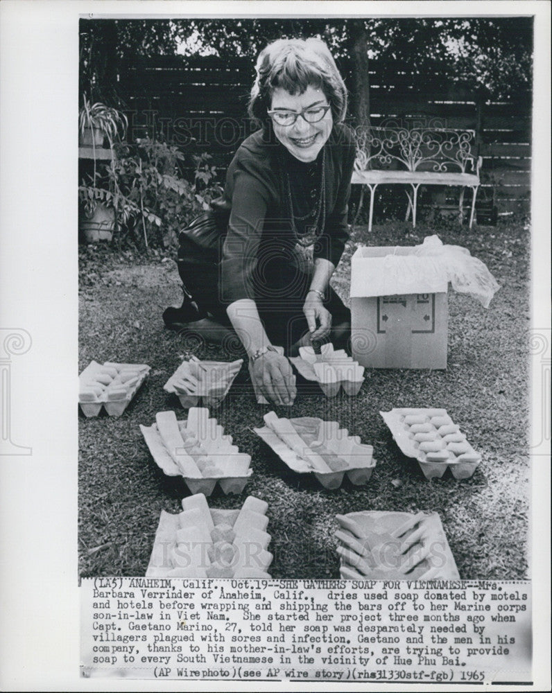 1965 Press Photo Mrs. Barbara Verrinder soap Vietnam villagers - Historic Images