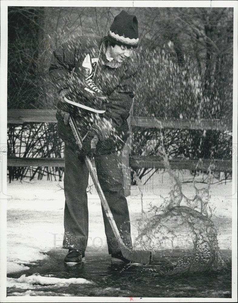 1982 Press Photo Ted Wells stops to play with melting ice before playing hockey - Historic Images