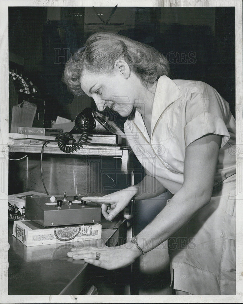 1959 Press Photo Marian Western pushes button to release cigarette package - Historic Images