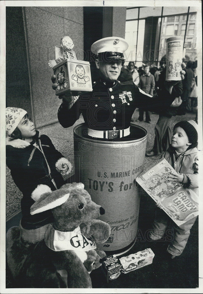 1977 Press Photo Master Sergeant Jim Genevese in barrel for Toys for Tots - Historic Images