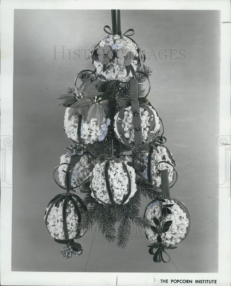 1968 Press Photo The Popcorn Institute door decoration Christmas - Historic Images