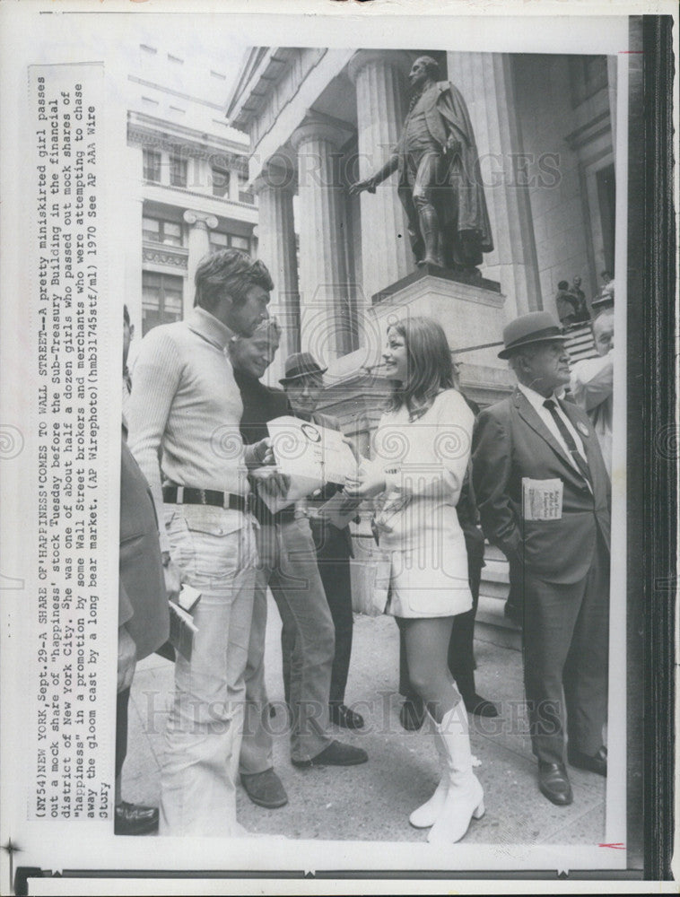 1970 Press Photo Wall Street Stockbrokers collect shares of "happiness". - Historic Images