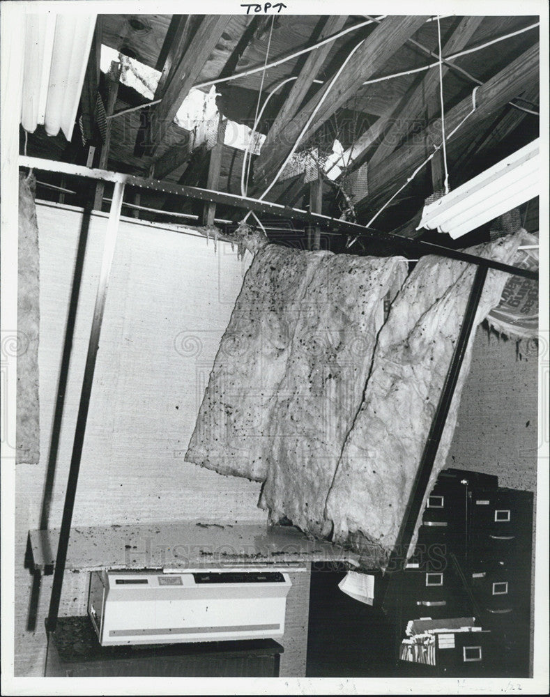 1987 Press Photo Debris hangs from roof of Mangus Carpets in Clearwater, Florida - Historic Images