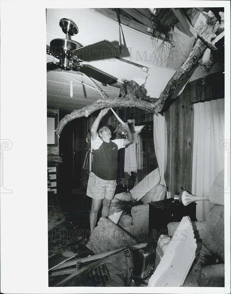 1988 Press Photo Russell Tschantsz takes a look at the branch - Historic Images