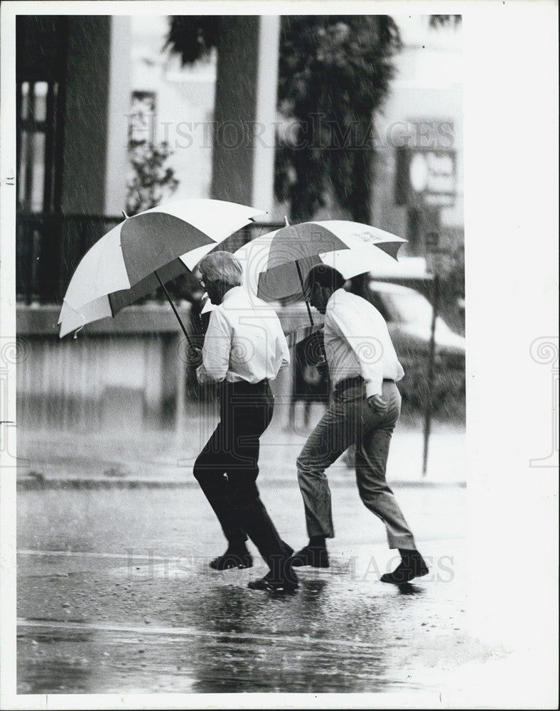 1987 Press Photo storm South Pinellas pedestrians dodge raindrops downtown - Historic Images