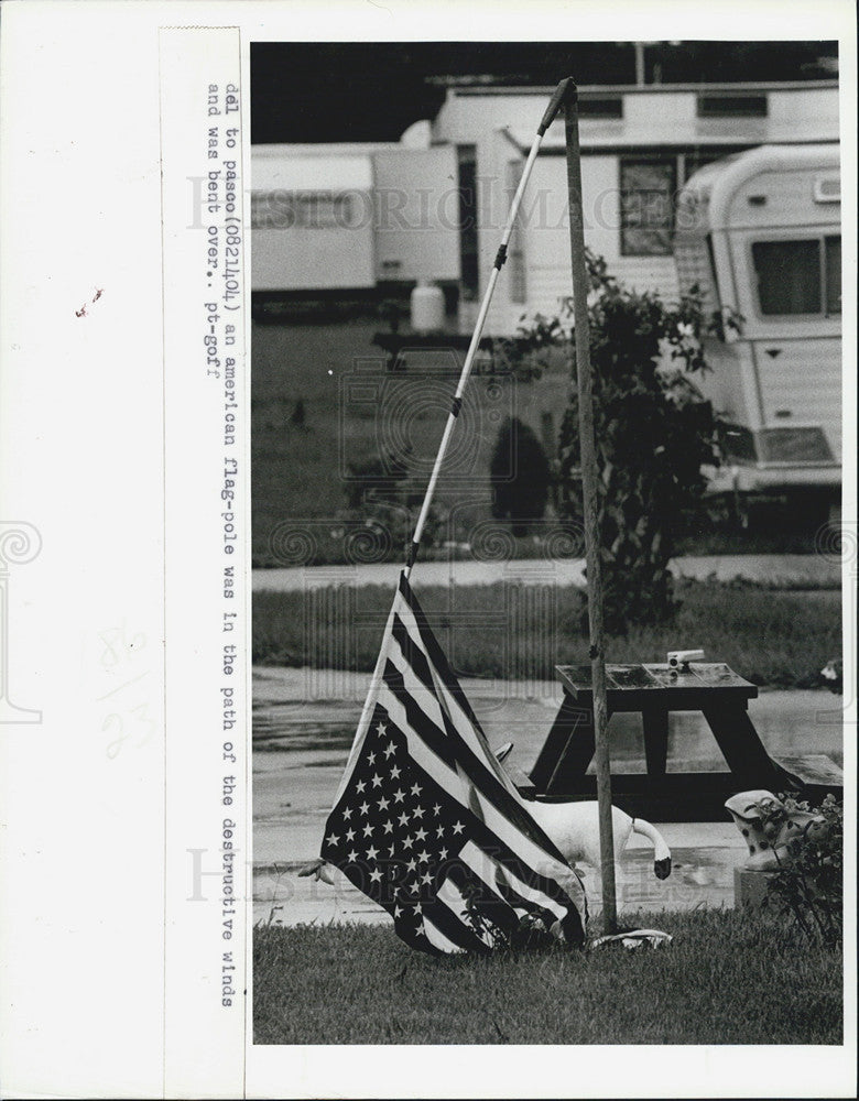 1984 Press Photo wind broke flag pole dipped Old Glory ground - Historic Images