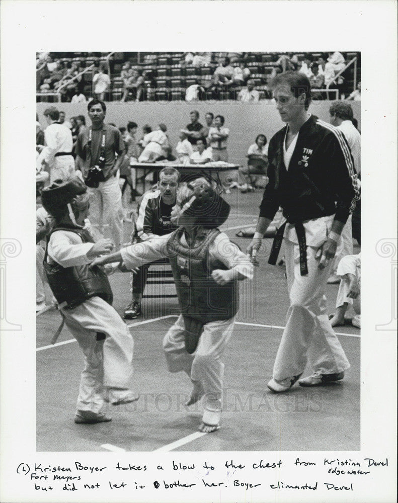 1986 Press Photo Fort Myers Kristen Boyer blow chest Tae Kwan Do Kristina Devel - Historic Images