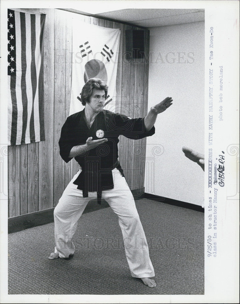 1980 Press Photo Manny Cabrera demonstrates proper stance with Tae Kwon-Do - Historic Images