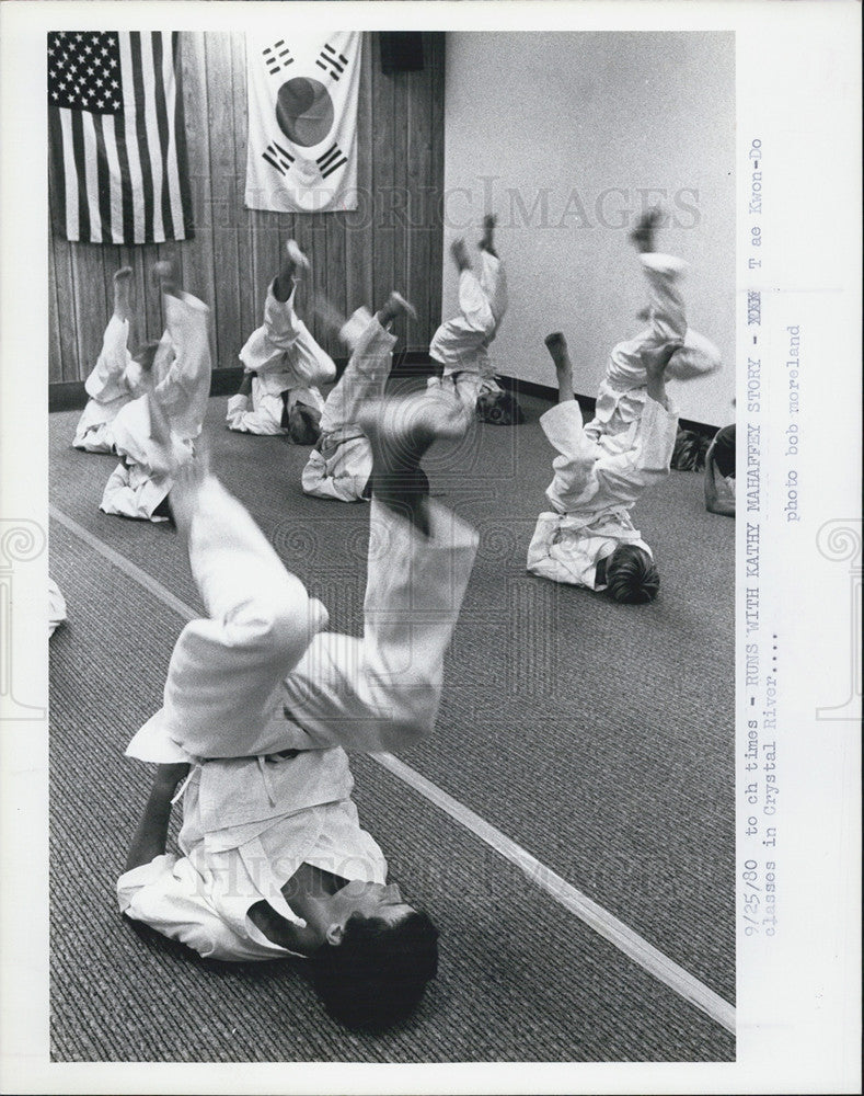 1980 Press Photo Students limber their legs by pedaling in the air - Historic Images