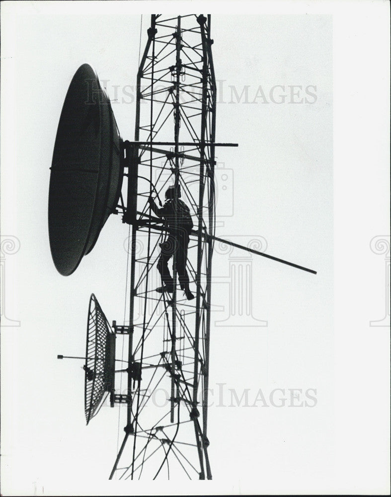 1988 Press Photo A worker makes adjustments to satellite dish in Largo - Historic Images