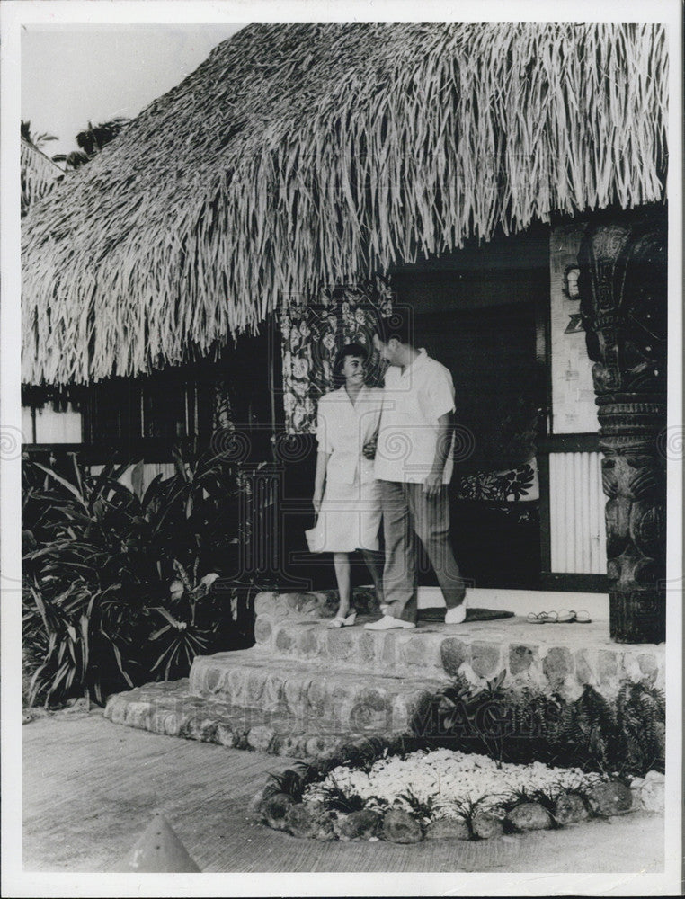 1964 Press Photo Two unidentified people - Historic Images