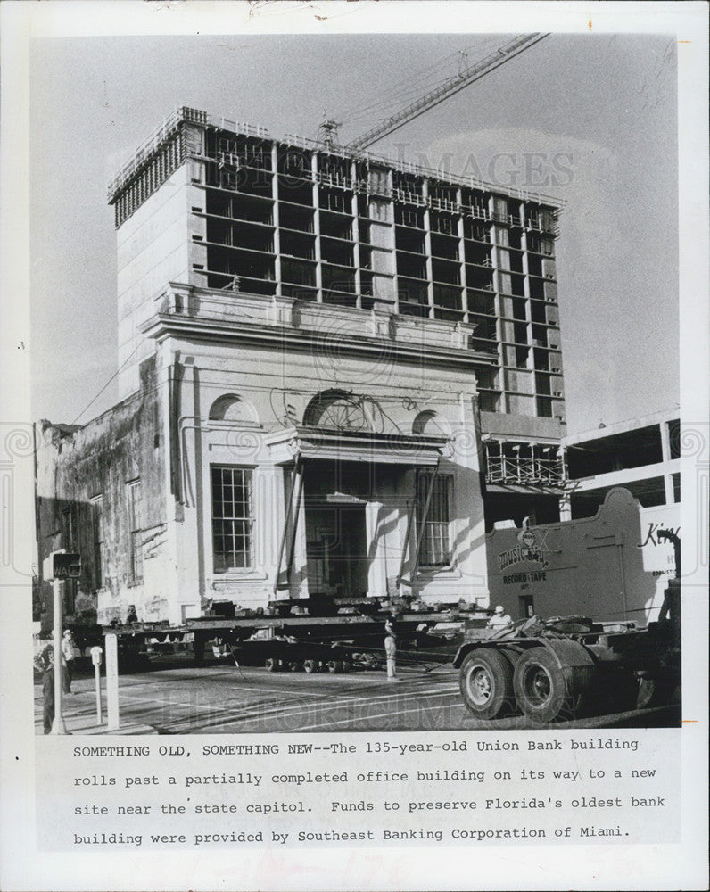 1977 Press Photo The 135-year-old Union Bank Building rolls along - Historic Images