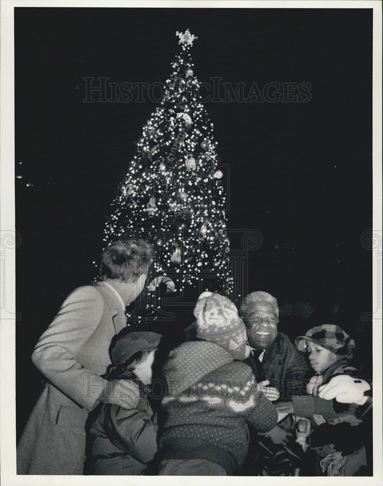 1985 Press Photo Mayor Washington Daley Plaza Christmas Tree Tiny Tim - Historic Images