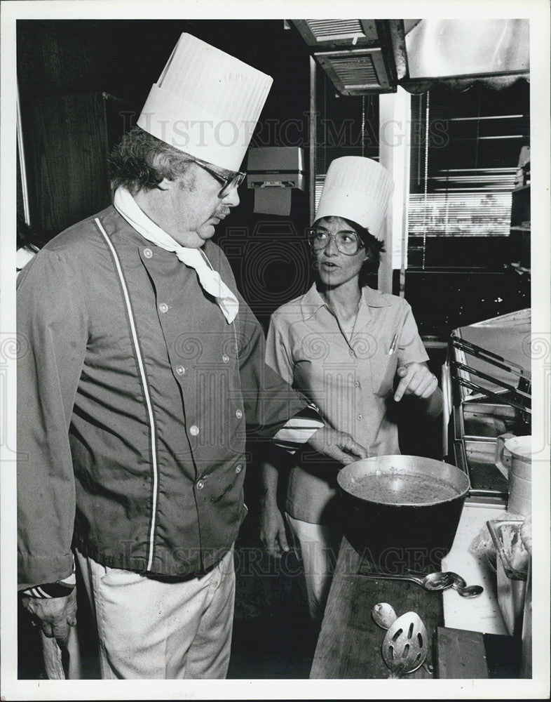 1983 Press Photo Chef Meadows Answers Question for Nancy Kershner about Chowder - Historic Images