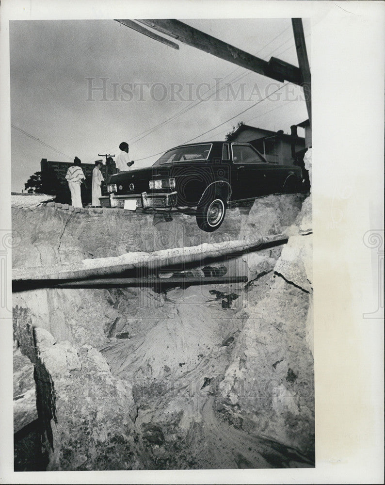 1977 Press Photo Road Collapsed After Heavy Rainfall in the Area - Historic Images