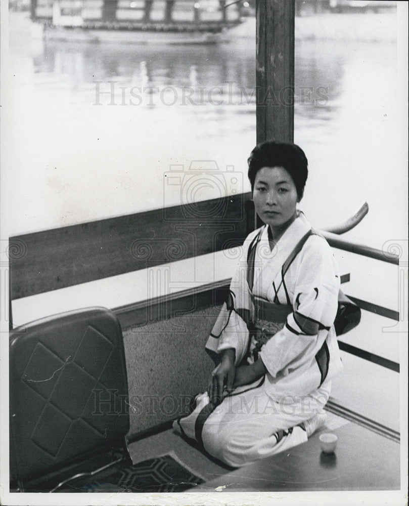 1970 Press Photo Asako Hiraki Waitress at Hiroshima Houseboat Rest. - Historic Images