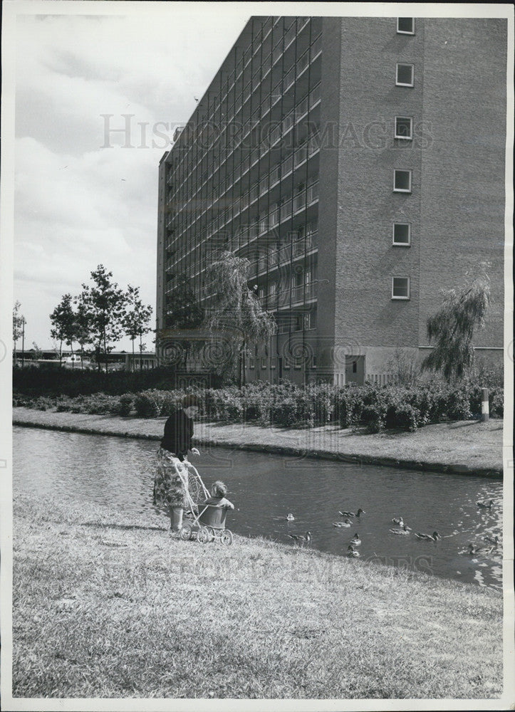 Press Photo apartment house workers Overschie Rotterdam Holland - Historic Images