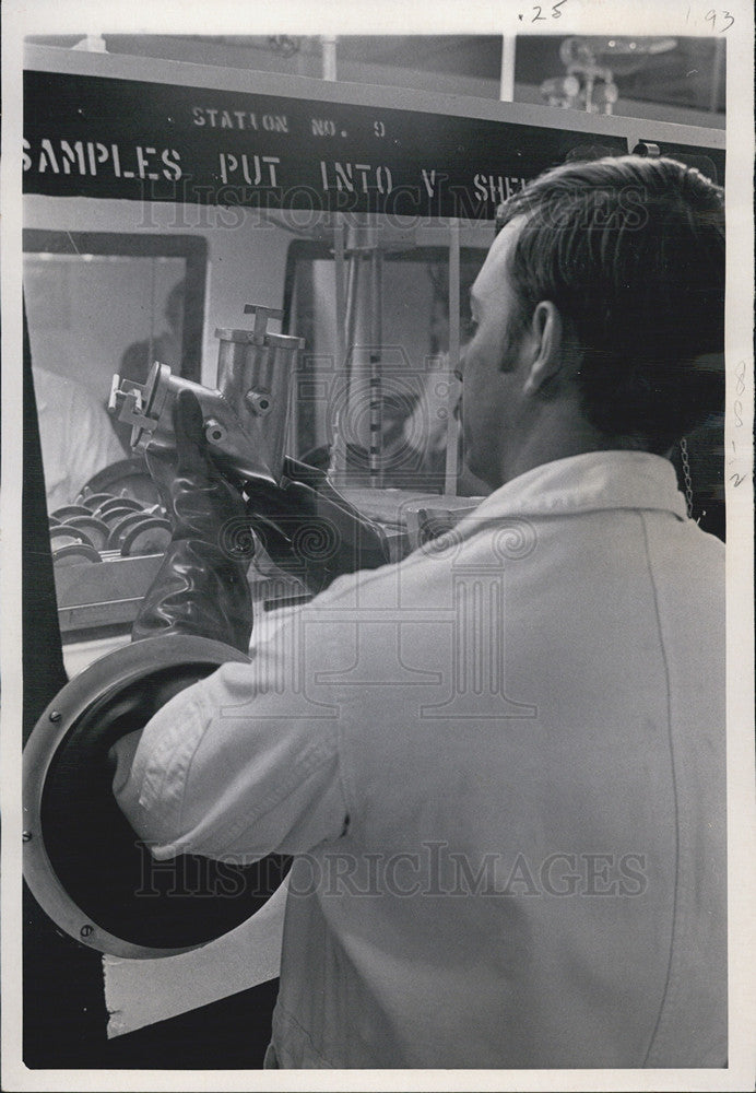 1971 Press Photo Roger Grounds Puts Sample in V Shell for Testing &amp; Analysis - Historic Images