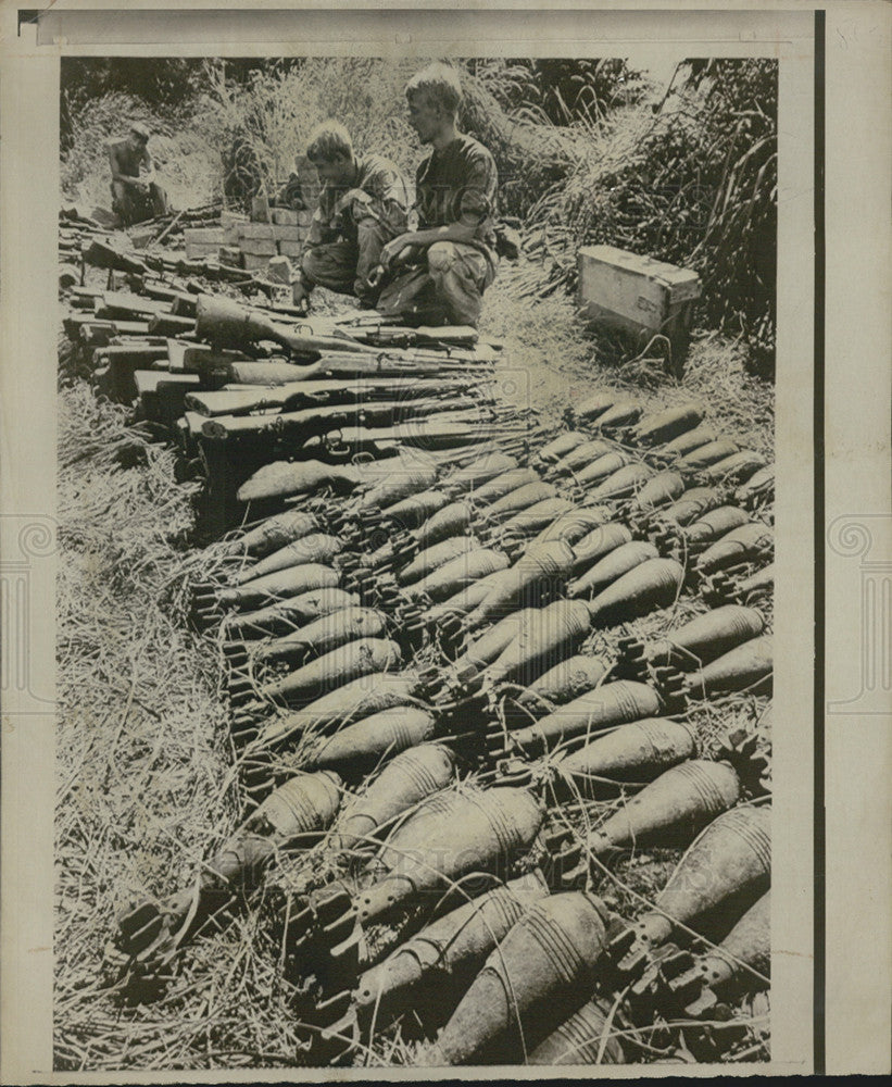 1969 Press Photo Pvt. Randell Salers Pfc. John Merill Weapons Saigon Vietnam - Historic Images