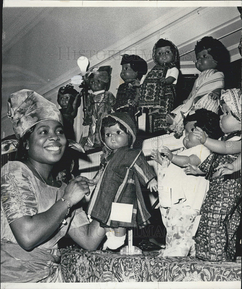 1966 Press Photo E.R. Ogbeni student Betheny Brettren hospital dolls Africa - Historic Images