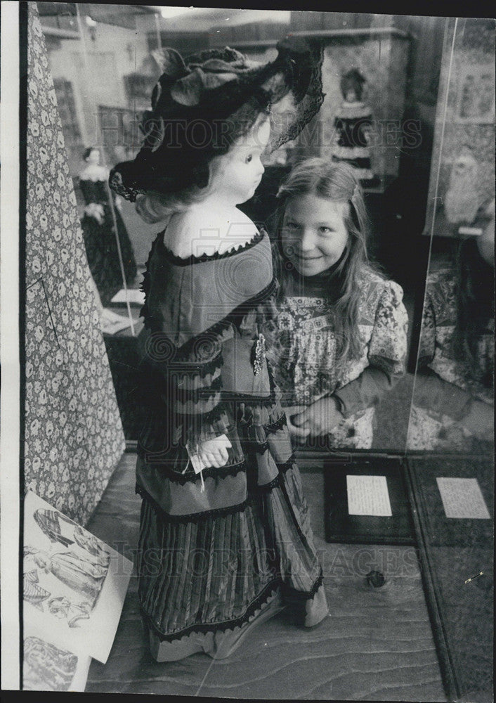 1976 Press Photo Antique Doll at Chapman Dolls in Merrillville Indiana - Historic Images