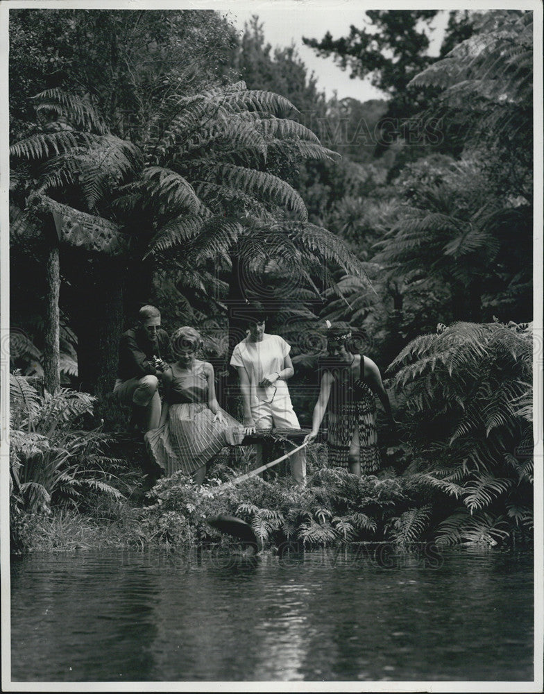 Press Photo Maori Girl Leaping Trout Paradise Springs Rotorae New Zealand - Historic Images
