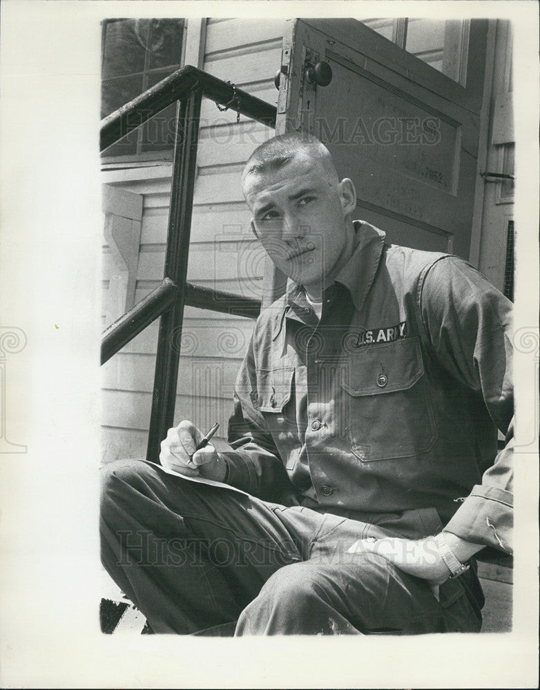 1965 Press Photo U.S. Army Soldier Sliwa Writing Letter - Historic Images