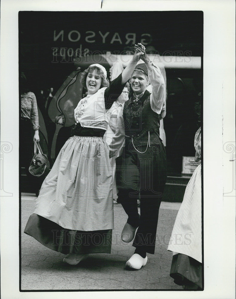 1982 Press Photo Klompen Dancers Dutch Treat Festival - Historic Images