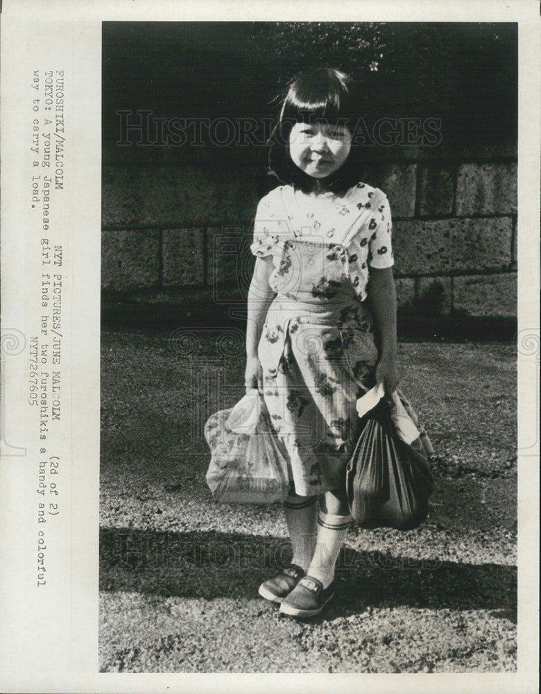 Press Photo Japanese girl furoshikis squares cotton silk nylon - Historic Images