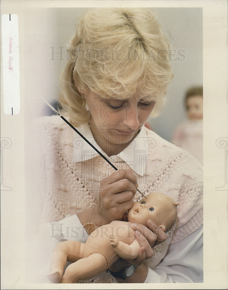 1989 Press Photo Auntie Beth&#39;s Doll Hospital in Barrington Repainting Dolls Eyes - Historic Images