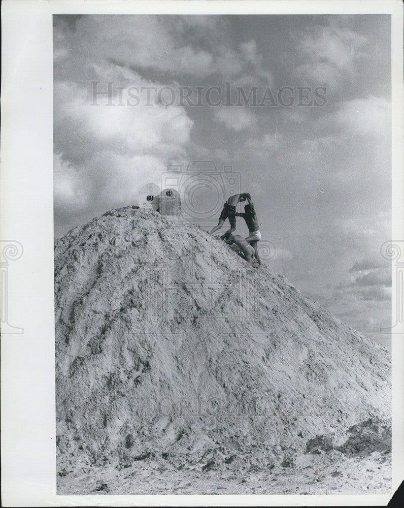 1965 Press Photo temporary sandhills King Castle Mike Snowden Dave Dile Jack - Historic Images