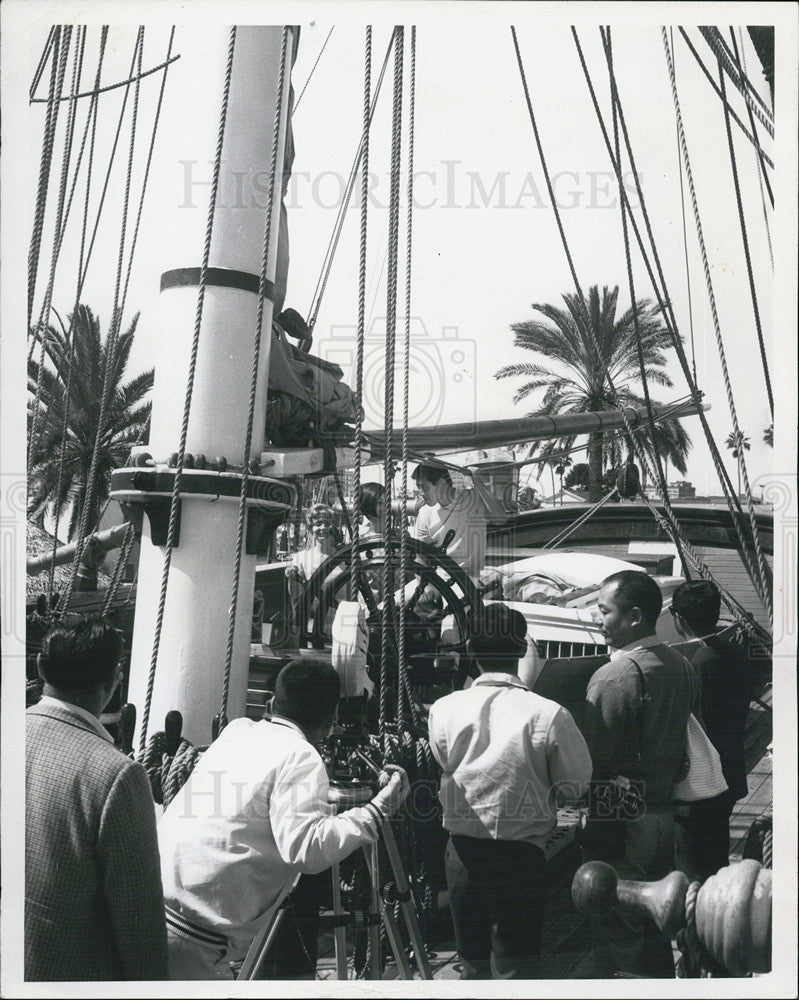 1968 Press Photo Representatives Asaid News Tokyo St. Petersburg aboard Bounty - Historic Images