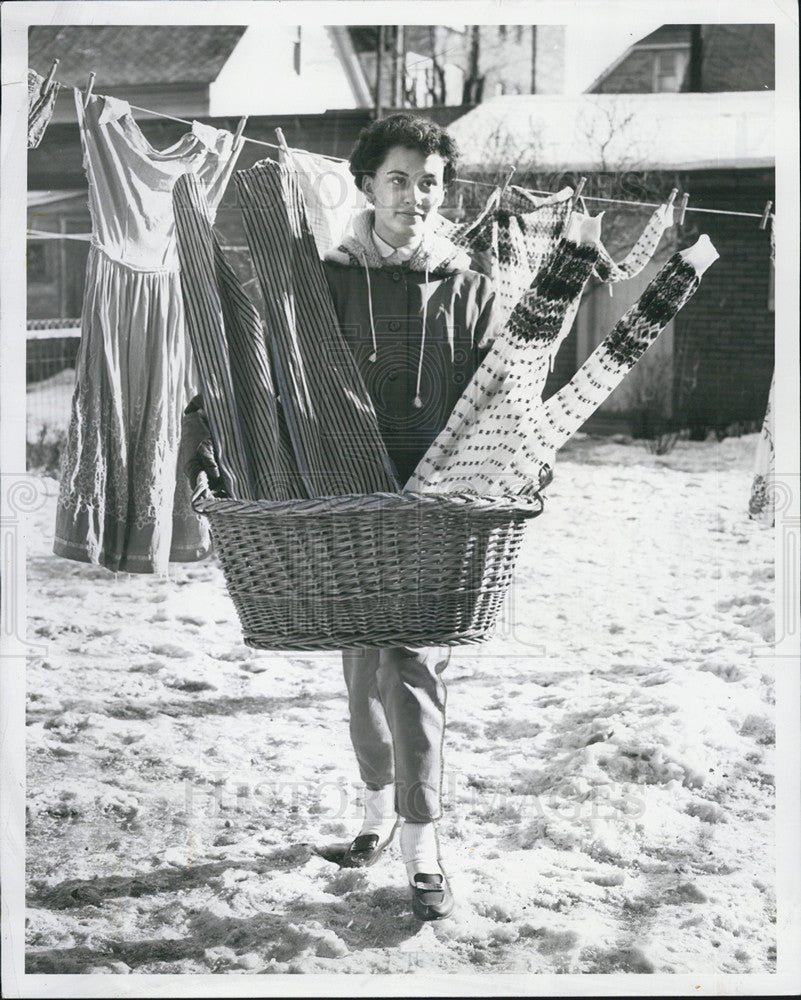 1958 Press Photo Geraldine Nerud Laundry Basket Snow - Historic Images