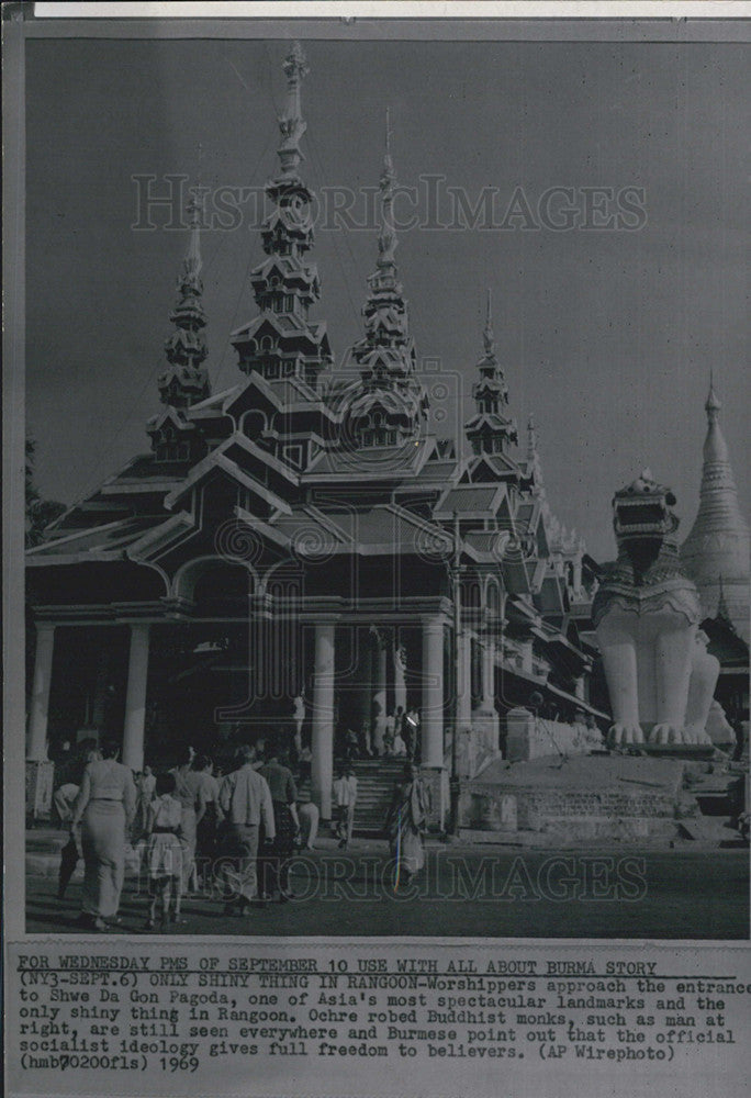 1969 Press Photo Worshipers Approach Shwe Da Gon Pagoda in Rangoon - Historic Images