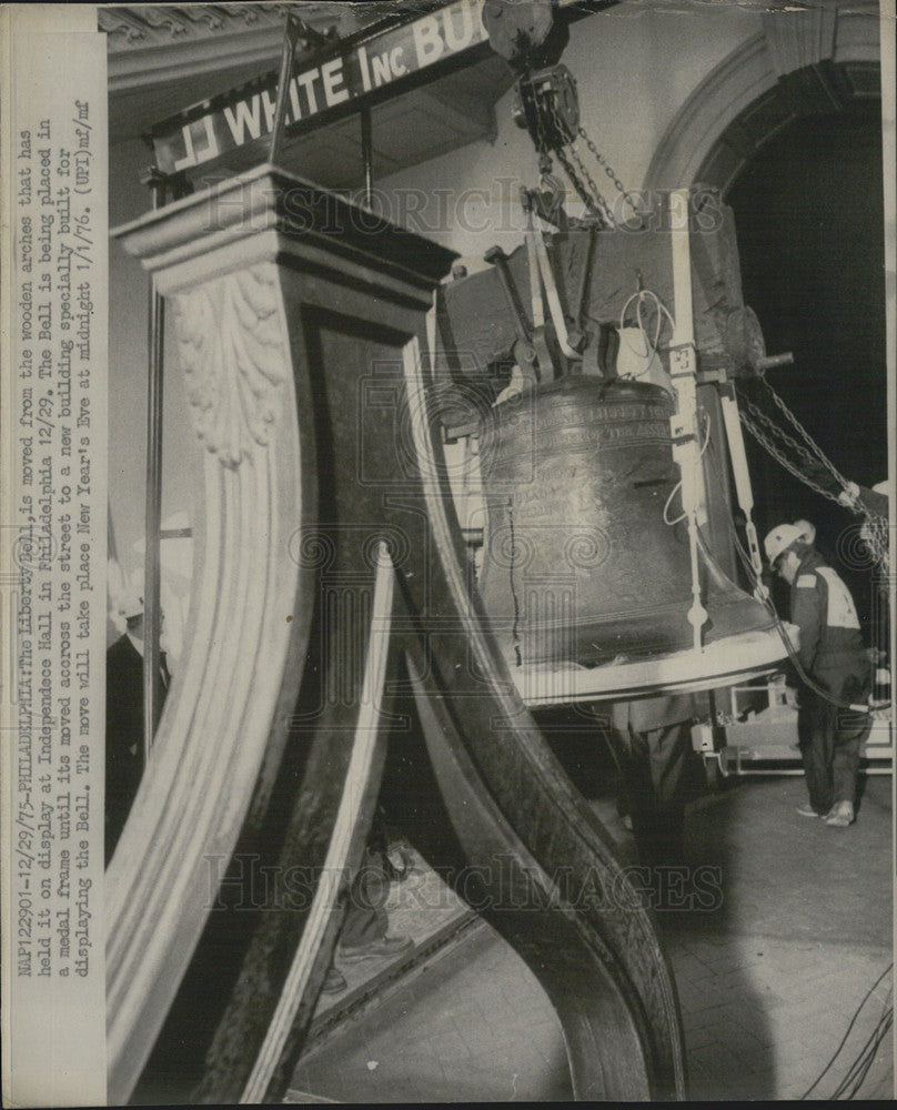 1975 Press Photo The Liberty Bell Is Moved From Wooden Arches In Preparation - Historic Images