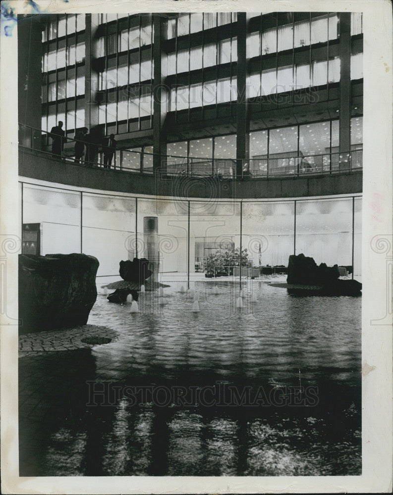 1967 Press Photo Chase Manhattan Garden Sculptural Water Garden In New York - Historic Images