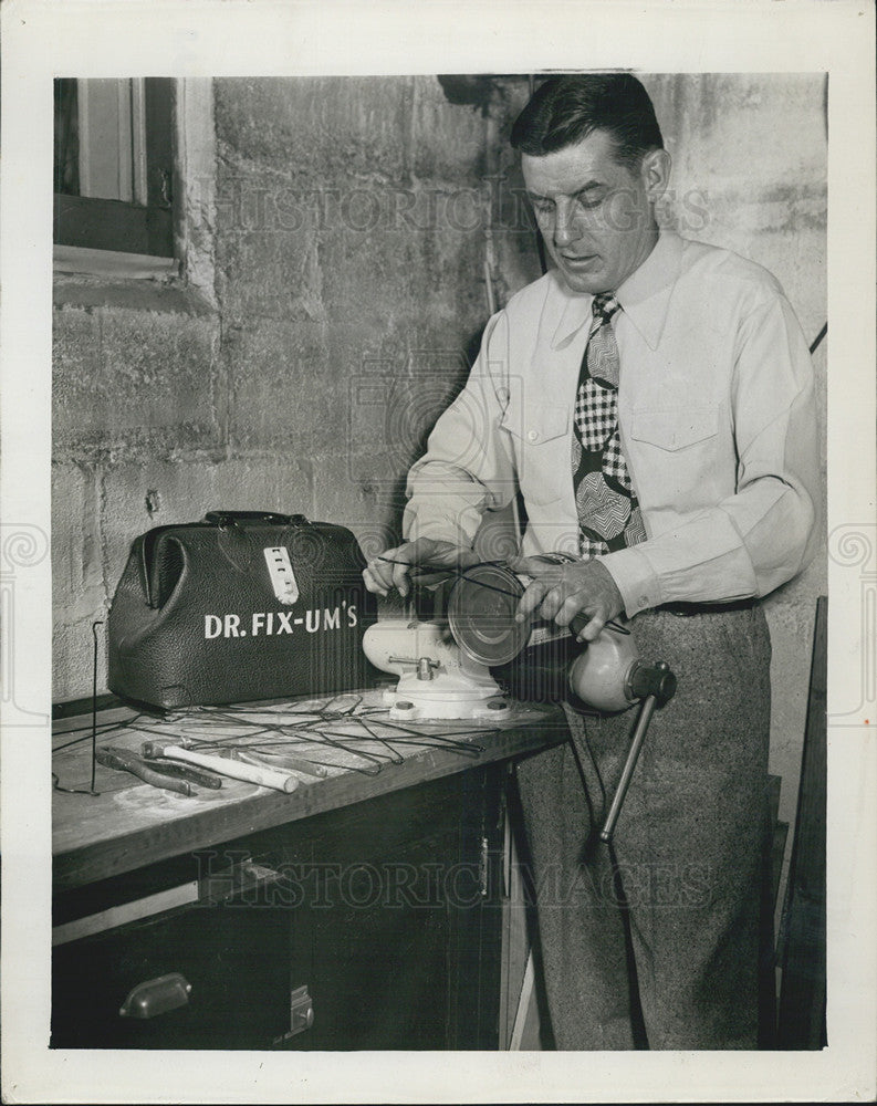 1951 Press Photo of Clothes Hanger maker. - Historic Images