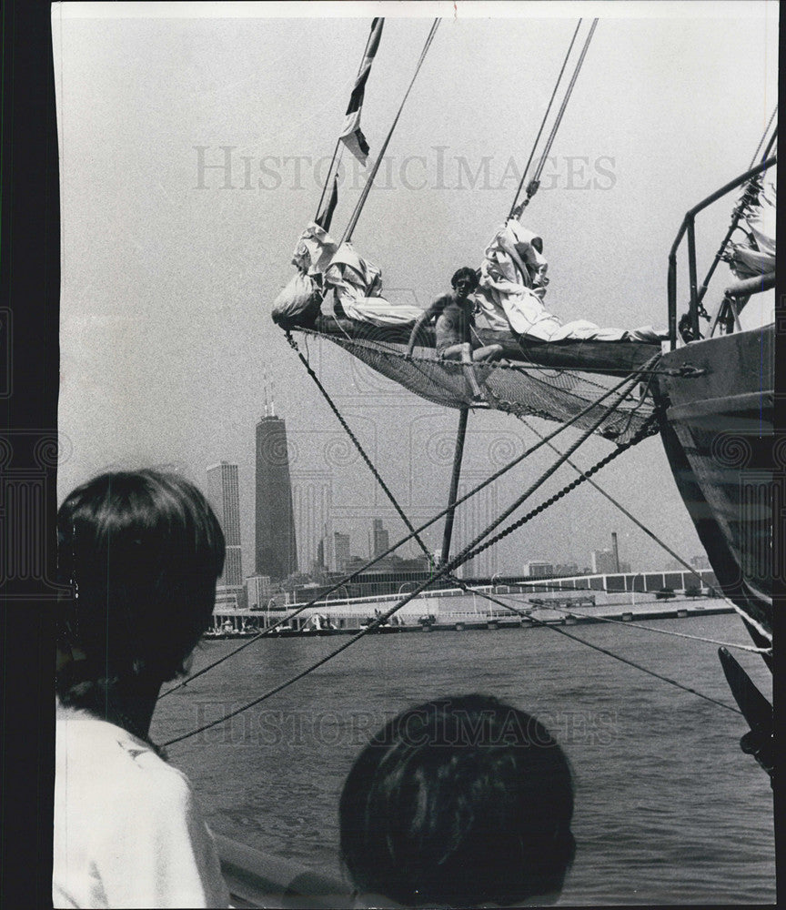 1976 Press Photo Crewman Howard Levine Of Cleveland To Talk To Two Visitors - Historic Images