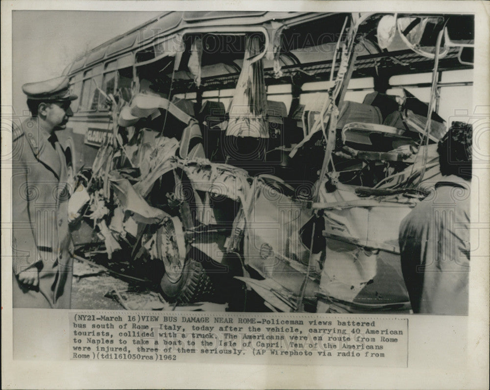 1962 Press Photo Policeman Battered Bus South of Rome. - Historic Images