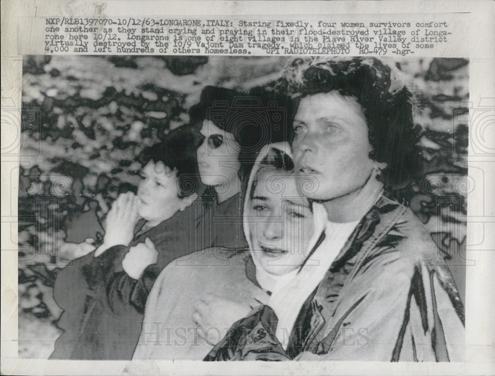 1963 Press Photo Women Flood Survivors, Longarone, Italy - Historic Images