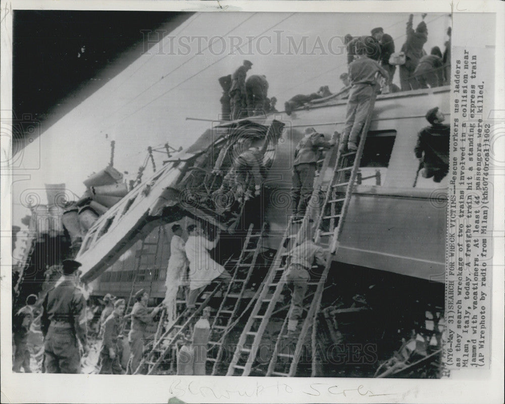 1962 Press Photo Freight Train Hit a Standing Express Train in Milan Italy - Historic Images