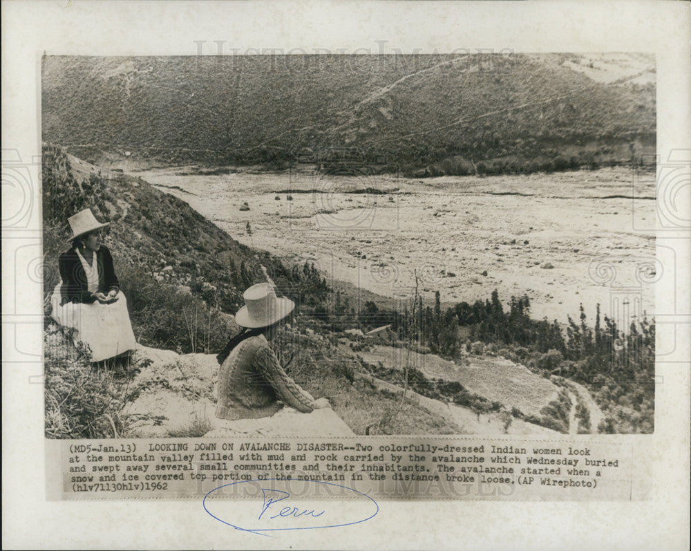 1962 Press Photo Peruvian Indian women look at avalanche damage in valley - Historic Images