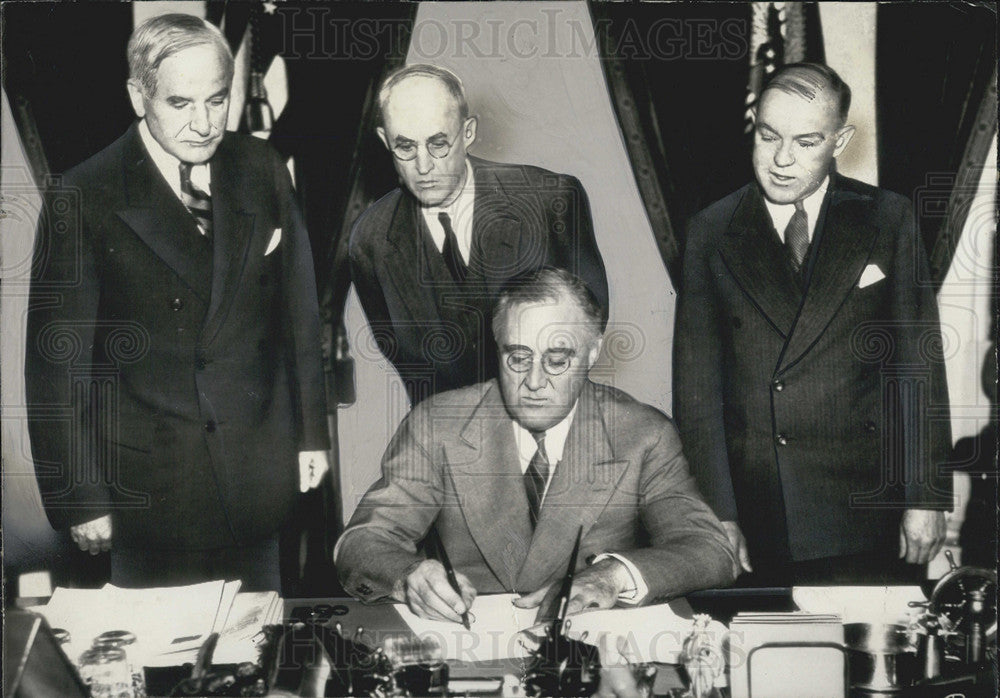 1935 Press Photo President franklin roosevelt signing proclamation phillipines - Historic Images