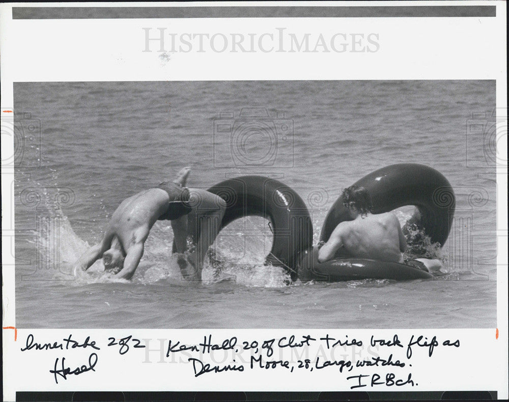 1984 Press Photo at Indian Rocks Beach Florida. Ken Hall and Dennis Moore. - Historic Images