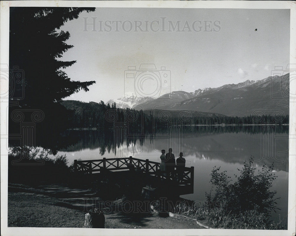 1963 Press Photo Visitors in Jasper Park Lodge admiring the Canadian Rockies - Historic Images