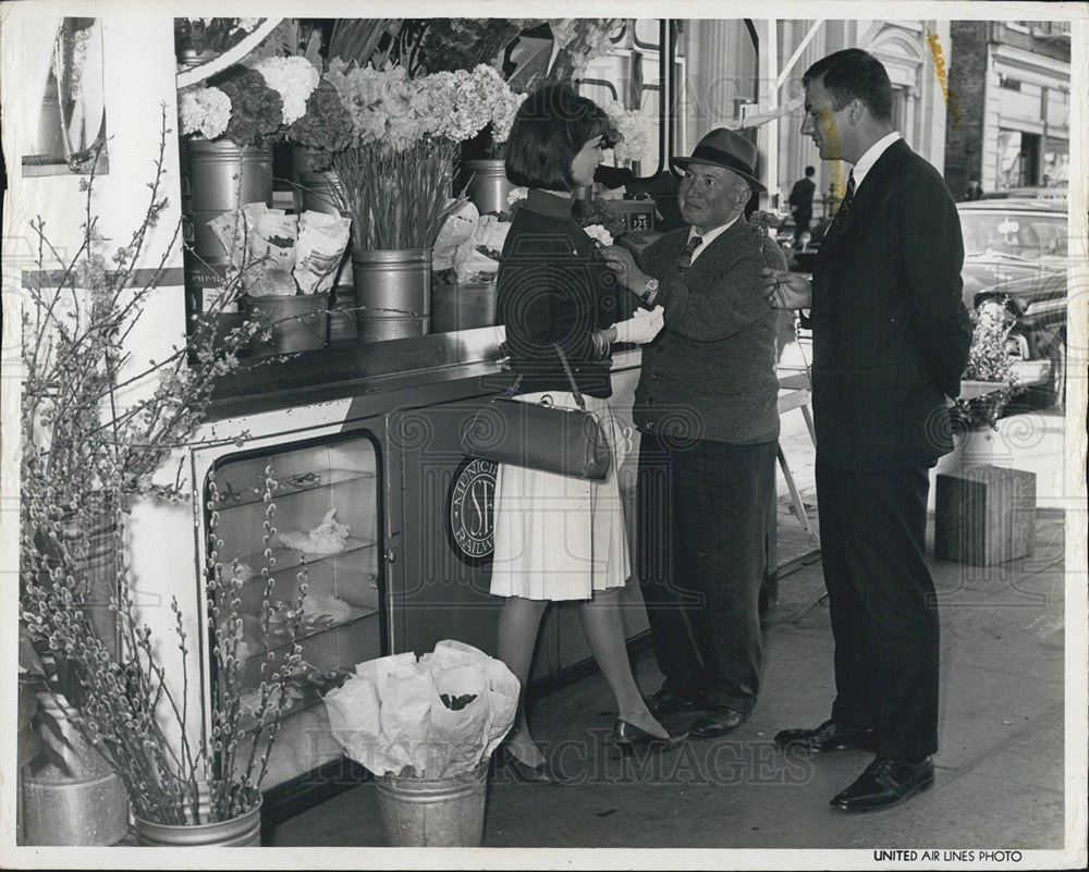 1965 Press Photo Flower vendor on the streets of San Francisco, CA - Historic Images